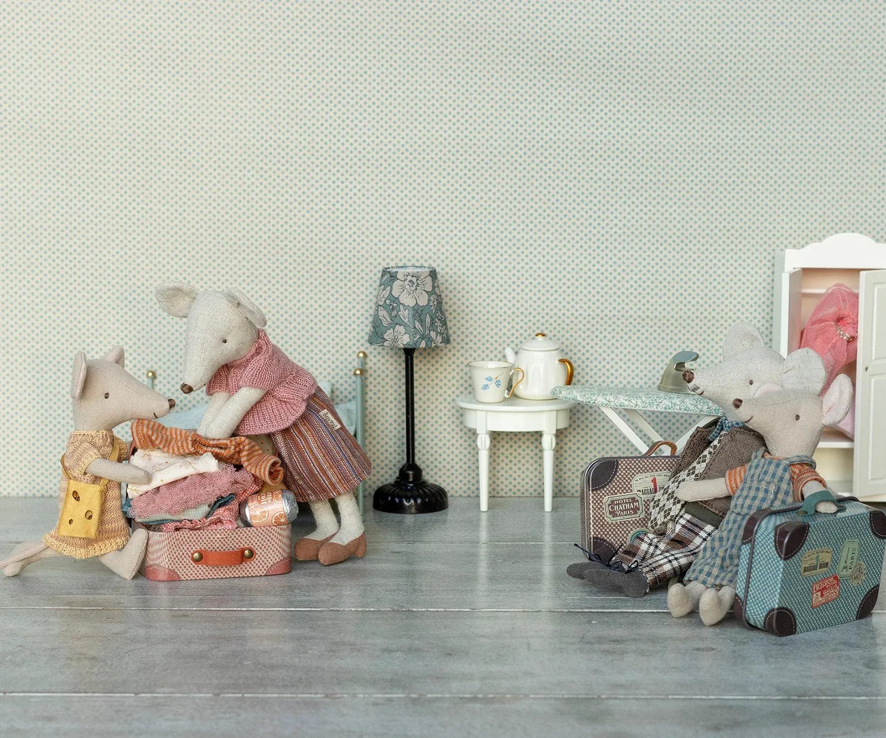 Knitted Dress and Bag in Suitcase, Big Sister Mouse